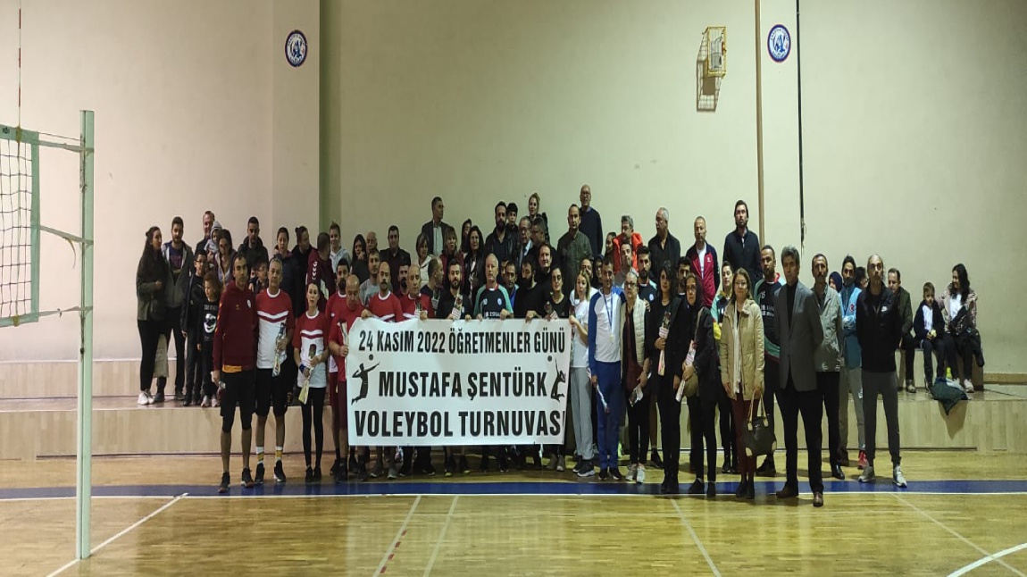 Her yıl düzenlenen 24 Kasım Öğretmenler Günü okulları arası voleybol turnuvası bu yıl Adnan Menderes Ortaokulu-Karacabey Anadolu Lisesi karşılaşmasıyla başladı.