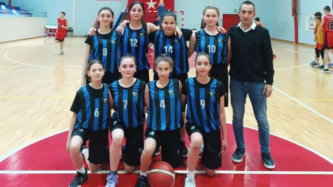 Adnan Menderes Ortaokulu kız basketbol takımı Bursa'dan galibiyetle döndü