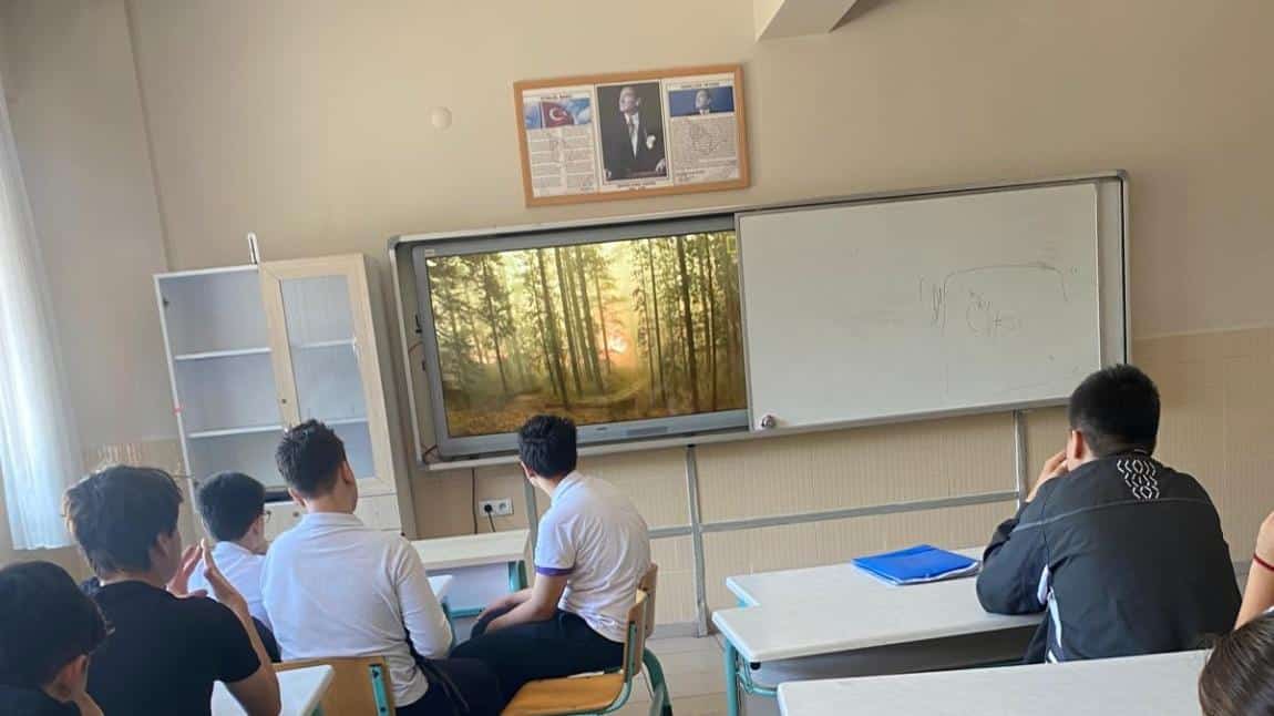 Öğretmenlerimiz  ilk derste orman yangınları konulu sunu ve anlatımları öğrencilerimize anlattılar.